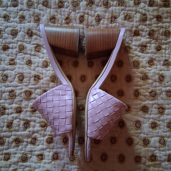 Ann Taylor Lavender Sandals - Picture 3 of 4
